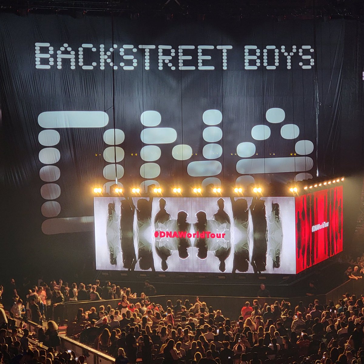 Ashley_Chantell's tweet photo. Waiting for @BACKSTREETBSB @nickcarter @howied @kevinrichardson @aj_mclean @brian_littrell #DNAWorldTour #BSBVC https://t.co/zFSVuh4dxp