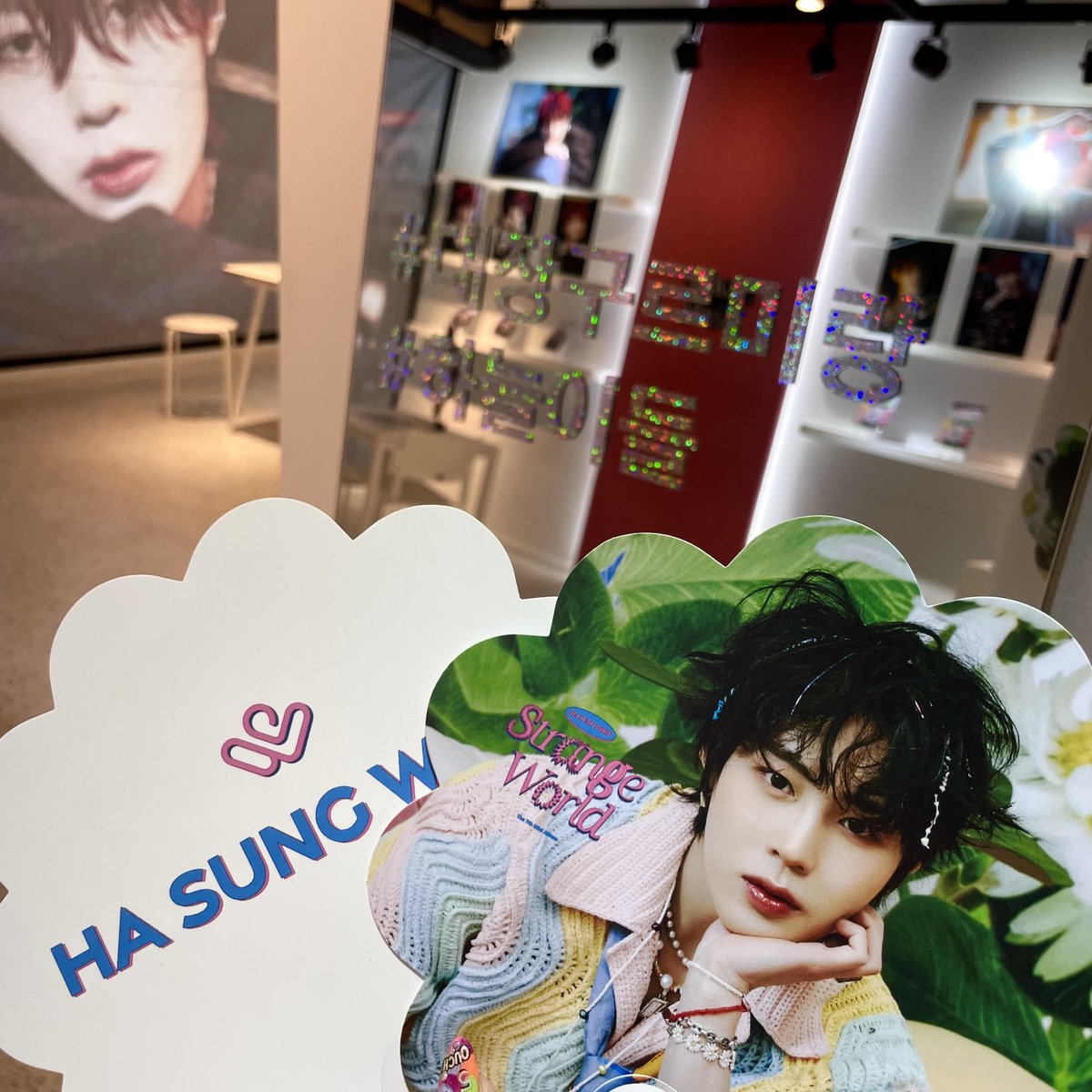Ktown4u_coex's tweet image. #하성운 #HASUNGWOON
#Strange_World #FOCUS

#HASUNGWOON 7th 미니앨범 [Strange World] 
#케타포삼성점 POP-UP STORE 🖤

대장 구르미☁️ 성운이가 하늘이들을 위해 #케타포 에 전해온 선물🎁
성운이의 부채는 #케타포삼성점 나눔존에서 가져가실수 있습니다💕