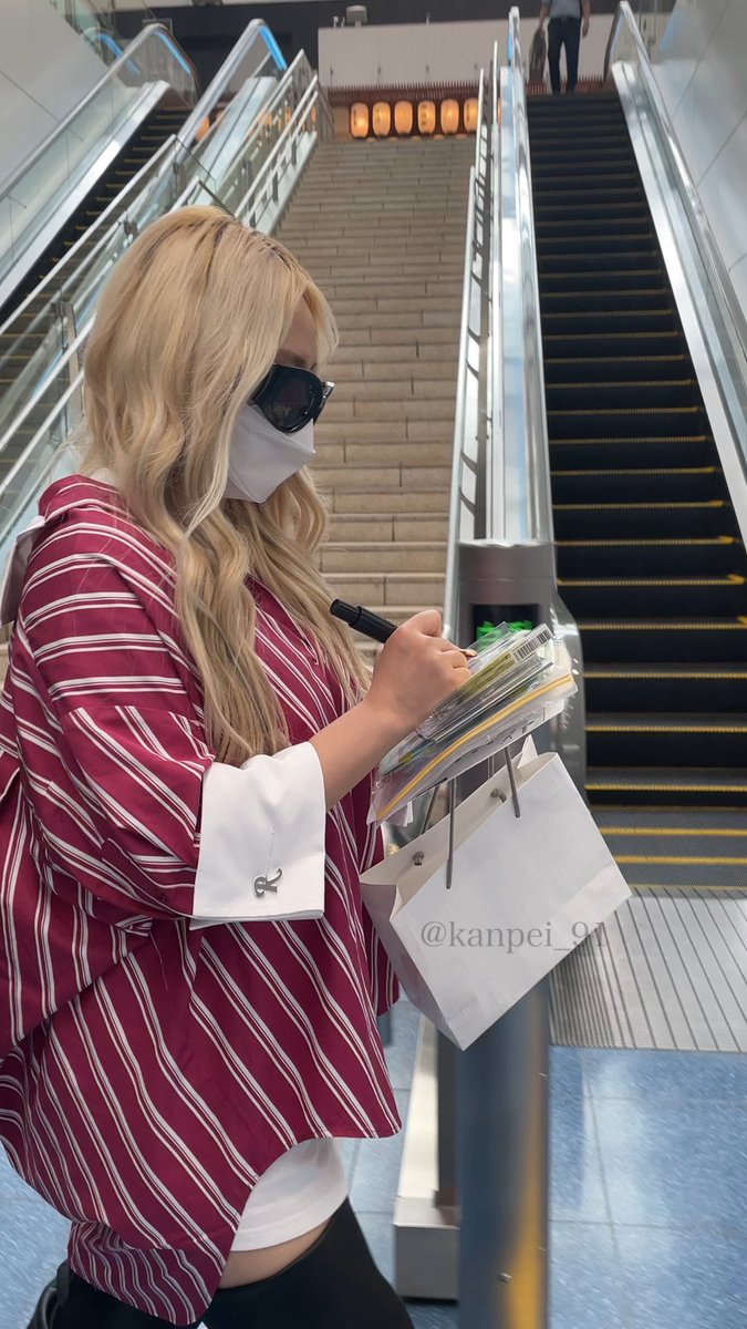 女王すぎる
サイン一人一人に書いてくれてほんと神

 #CL #씨엘 #2ne1 #투애니원 #이채린 #채린 #Chaerin