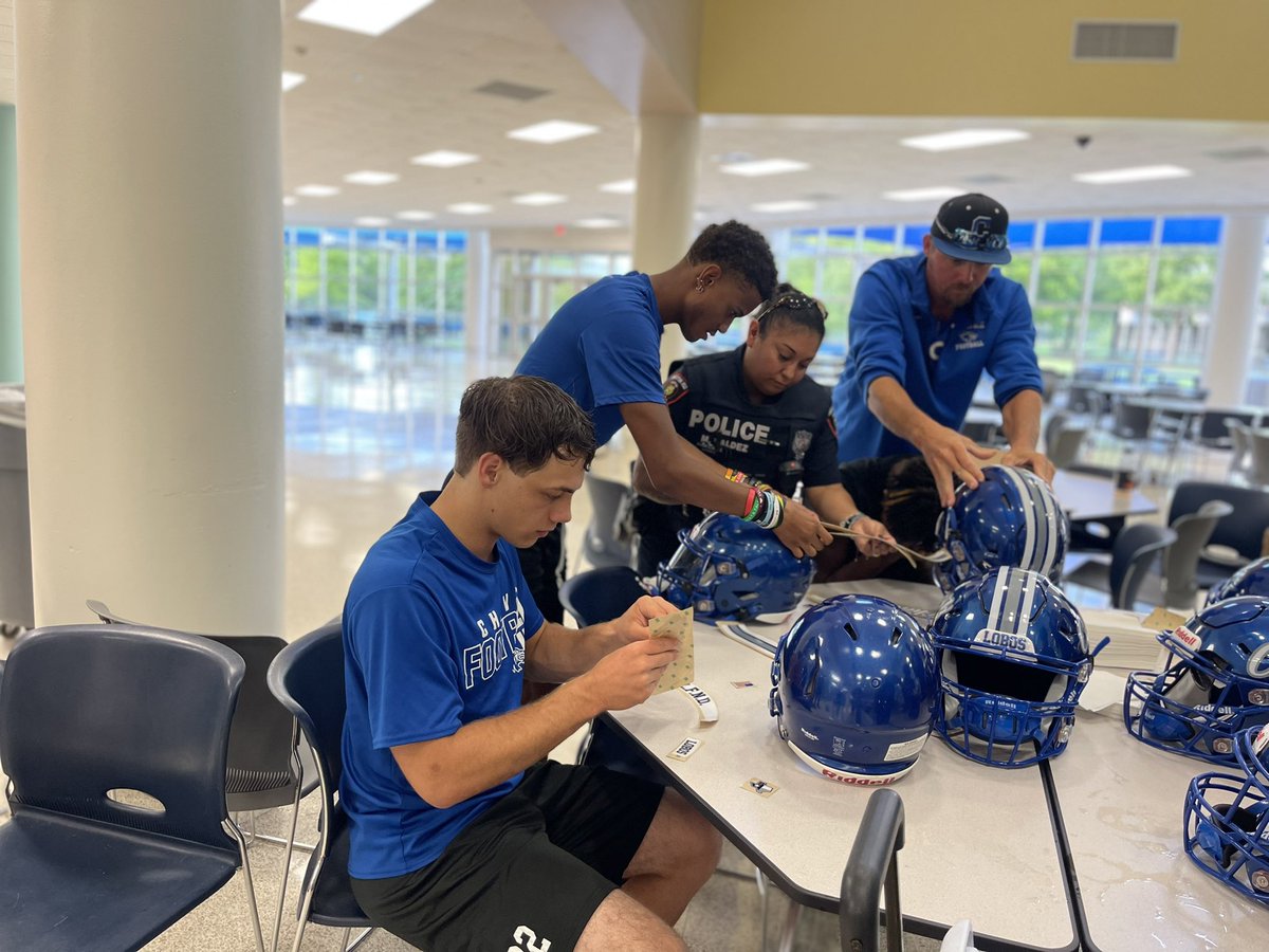 coachHDZ11's tweet photo. A football team is like family. We appreciate everything our fathers/parents have done to raise these great young men. #DecalsWithDad #OnePack #LFND @ChavezFootball1 https://t.co/supgMKxynQ