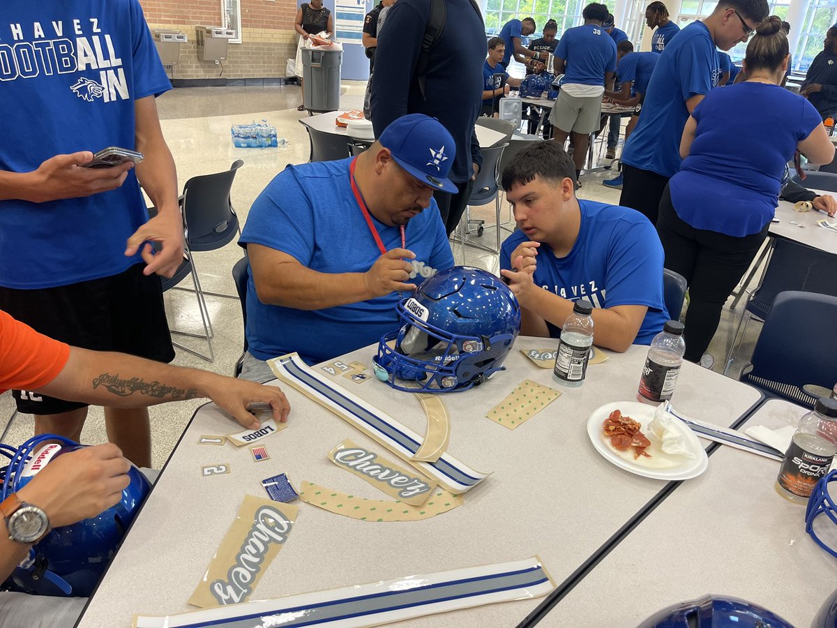 coachHDZ11's tweet photo. A football team is like family. We appreciate everything our fathers/parents have done to raise these great young men. #DecalsWithDad #OnePack #LFND @ChavezFootball1 https://t.co/supgMKxynQ