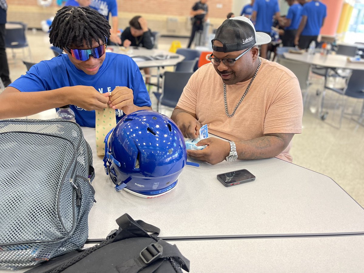 coachHDZ11's tweet photo. A football team is like family. We appreciate everything our fathers/parents have done to raise these great young men. #DecalsWithDad #OnePack #LFND @ChavezFootball1 https://t.co/supgMKxynQ