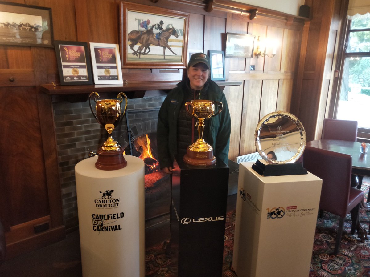 RachelGray_1's tweet photo. Pretty special!! Not every day you can get a photo with all 3 trophies! https://t.co/w4CehrS6Aj