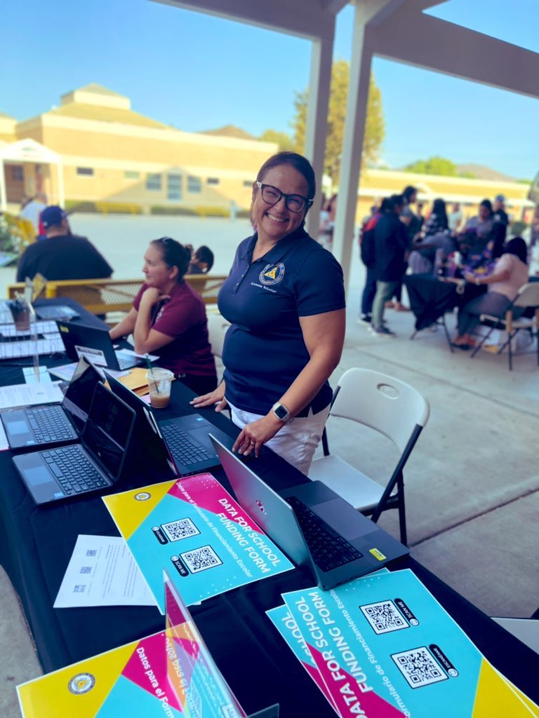 jamal_fades's tweet photo. When the staff has everything under control, you just gotta get in where you fit in. #humanProp @ROHMS_Bulldogs @cjusd_it #dataCollection #allSmiles #cjusd #Here2Help #BackToSchool https://t.co/Zx0c7LK9Mw