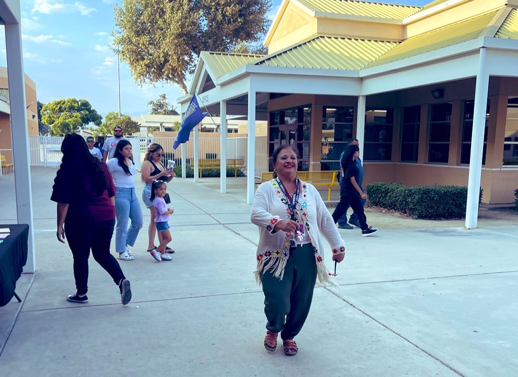 jamal_fades's tweet photo. When the staff has everything under control, you just gotta get in where you fit in. #humanProp @ROHMS_Bulldogs @cjusd_it #dataCollection #allSmiles #cjusd #Here2Help #BackToSchool https://t.co/Zx0c7LK9Mw
