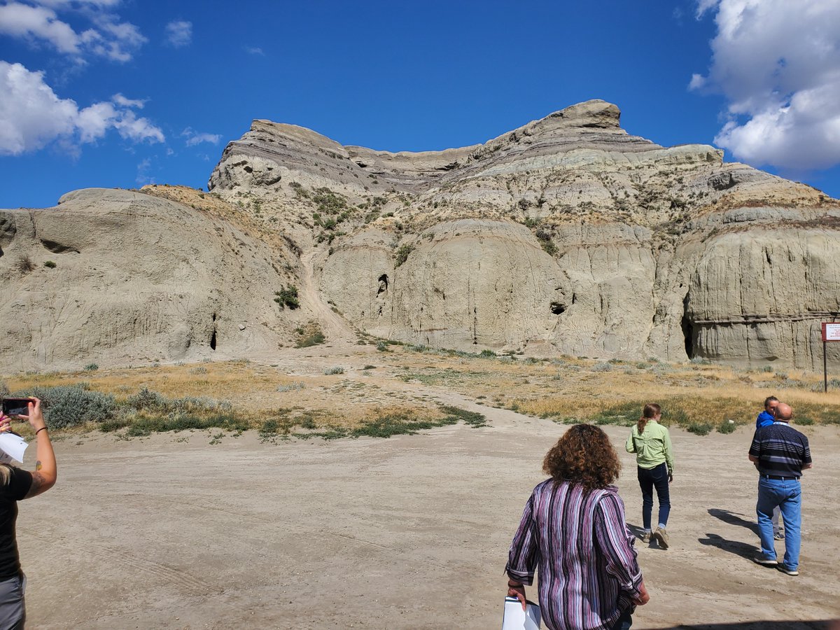 SaskMiningAssoc's tweet photo. Day 5: #SMAGeoventure2022: #CastleButte is a gem of the #BigMuddyBadlands ~70 m high, 0.5 km in circumference. This landscape was carved by #glacial meltwater, exposing Cretaceous (70 MA) & Tertiary (66 MA) rocks to modern weathering & #erosion processes. #Whitemud #artists https://t.co/RFamtyYQuT