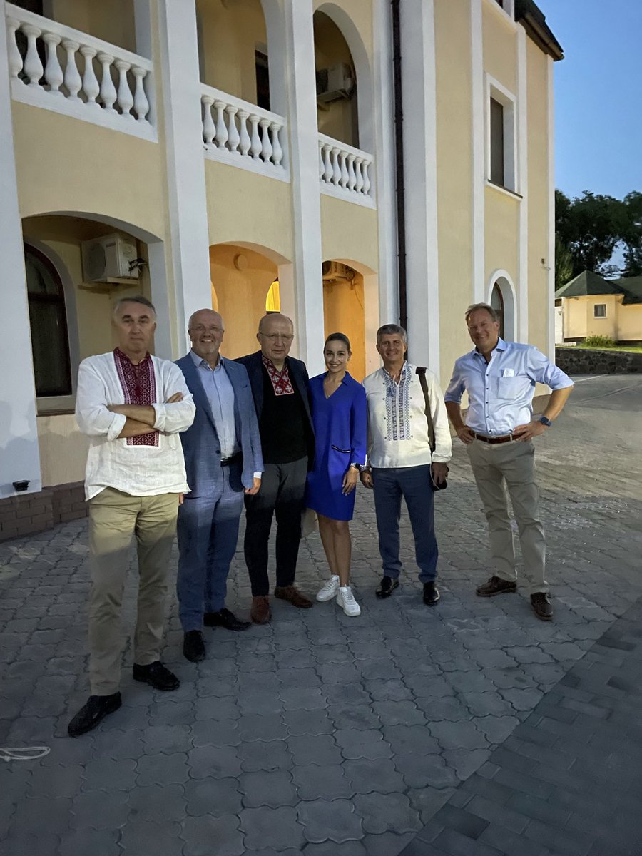 ViolavonCramon's tweet photo. 2021 we went to #Mariupol to celebrate the 🇺🇦Day of Independence together with colleagues from @EUparliament &amp; @ua_parliament there.
Now the City is gone. Bombarded, completely destroyed by the 🇷🇺 troops. 
We need to stop this and #SendWeapons to 🇺🇦 to shield the cities. https://t.co/d4t05vXmXY