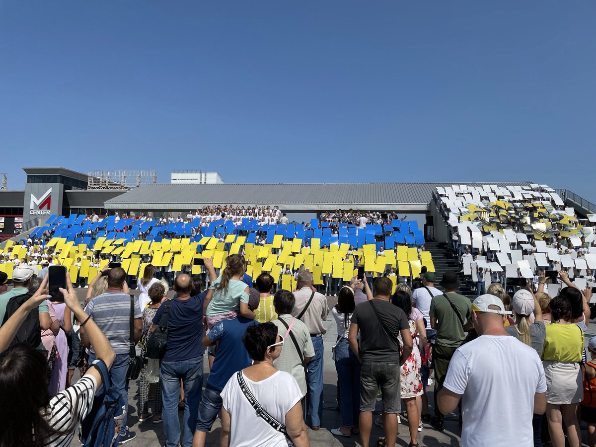 ViolavonCramon's tweet photo. 2021 we went to #Mariupol to celebrate the 🇺🇦Day of Independence together with colleagues from @EUparliament &amp; @ua_parliament there.
Now the City is gone. Bombarded, completely destroyed by the 🇷🇺 troops. 
We need to stop this and #SendWeapons to 🇺🇦 to shield the cities. https://t.co/d4t05vXmXY