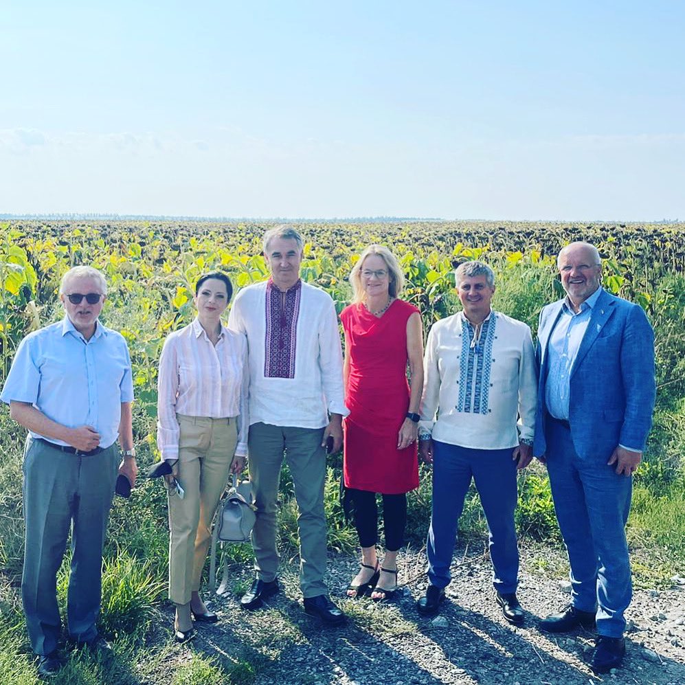 ViolavonCramon's tweet photo. 2021 we went to #Mariupol to celebrate the 🇺🇦Day of Independence together with colleagues from @EUparliament &amp; @ua_parliament there.
Now the City is gone. Bombarded, completely destroyed by the 🇷🇺 troops. 
We need to stop this and #SendWeapons to 🇺🇦 to shield the cities. https://t.co/d4t05vXmXY