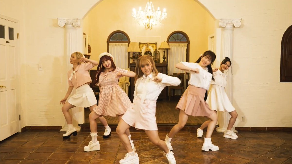 LiellAria's tweet image. tinystep GCiBみんなさん cute moment

HIDE&amp;amp;SEEKとは違って明るい雰囲気の音楽と衣装が良かったです！ メンバーたちの清純な姿を見られて嬉しかった！🤍😊

#GCiB
#GirlsCryingInBathroom
#tinystep