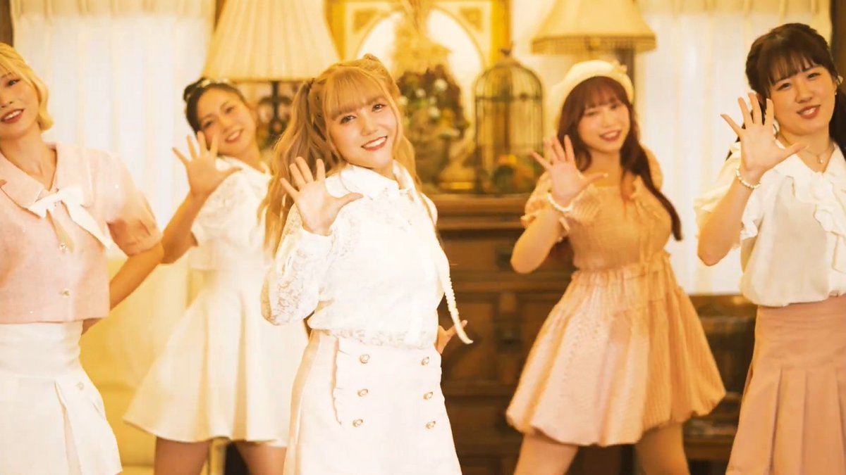 LiellAria's tweet image. tinystep GCiBみんなさん cute moment

HIDE&amp;amp;SEEKとは違って明るい雰囲気の音楽と衣装が良かったです！ メンバーたちの清純な姿を見られて嬉しかった！🤍😊

#GCiB
#GirlsCryingInBathroom
#tinystep