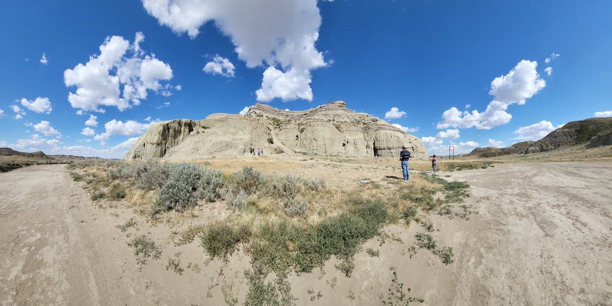 SaskMiningAssoc's tweet photo. Day 5: #SMAGeoventure2022: #CastleButte is a gem of the #BigMuddyBadlands ~70 m high, 0.5 km in circumference. This landscape was carved by #glacial meltwater, exposing Cretaceous (70 MA) & Tertiary (66 MA) rocks to modern weathering & #erosion processes. #Whitemud #artists https://t.co/RFamtyYQuT