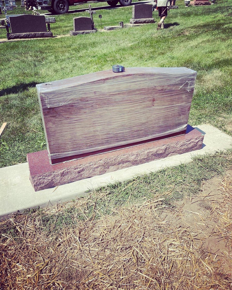 roysexton's tweet photo. A bit of surreal finality to see this. But also a sense of calming completion as well. Thank you, DeMoney-Grimes Funeral Home’s Randy L. Grimes and team for all you’ve done to help see my dad and me and @johnfmola and our family through this difficult passage. @FansOfSusie https://t.co/wtoCxxhakl