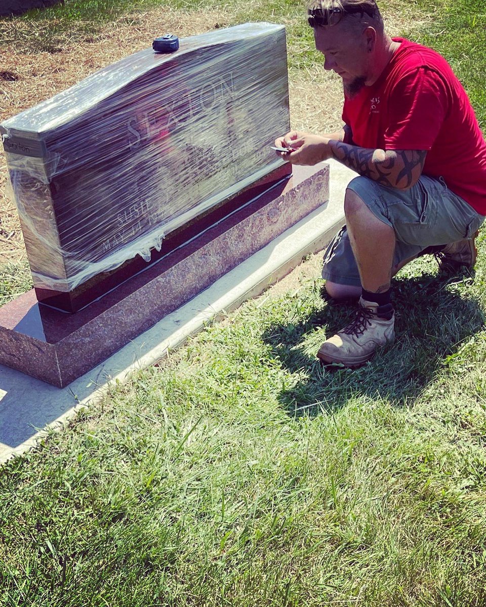 roysexton's tweet photo. A bit of surreal finality to see this. But also a sense of calming completion as well. Thank you, DeMoney-Grimes Funeral Home’s Randy L. Grimes and team for all you’ve done to help see my dad and me and @johnfmola and our family through this difficult passage. @FansOfSusie https://t.co/wtoCxxhakl