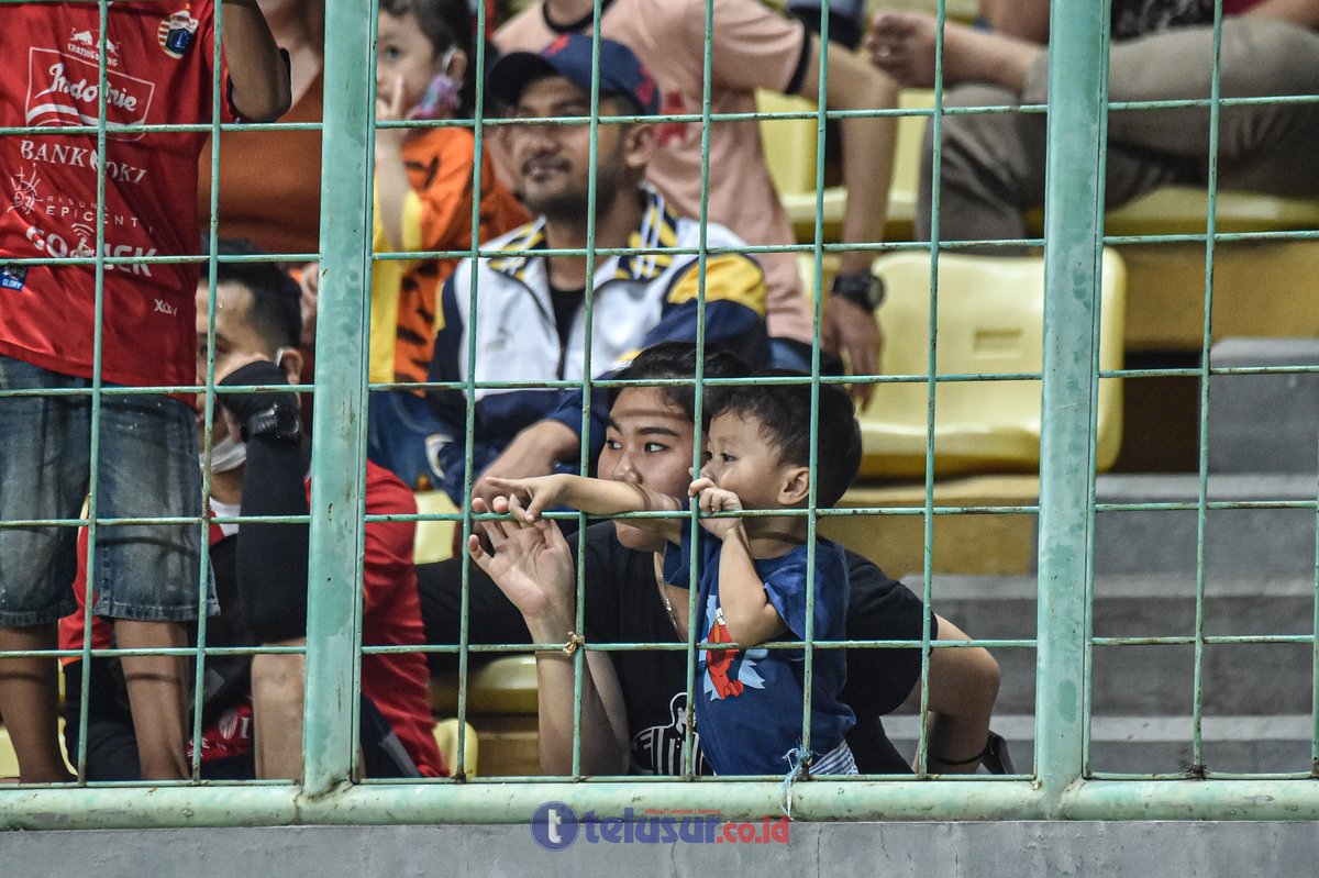 telusur_co_id's tweet photo. FOTO: Tribun ramah Anak di Stadion Patriot Chandrabaga ketika pertandingan Persija vs Persita semalam. Fahmi Abdushshofi/Telusur.co.id. https://t.co/u9BW4Ps1by