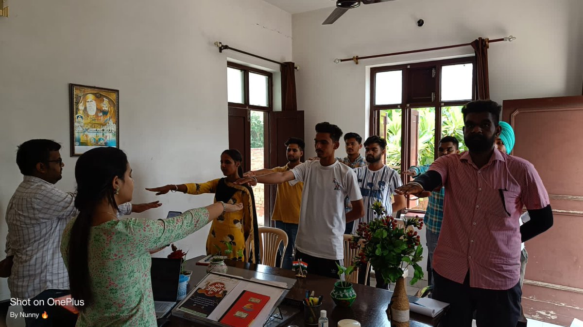 MYBharatHQ's tweet image. सद्भावना दिवस के उपलक्ष्य में नेहरू युवा केंद्र बरनाला के कार्यकर्ताओं व स्वयंसेवकों के साथ जिला युवा अधिकारी ओंकार स्वामी ने ली शपथ.

#SadbhawanaDay #Barnala