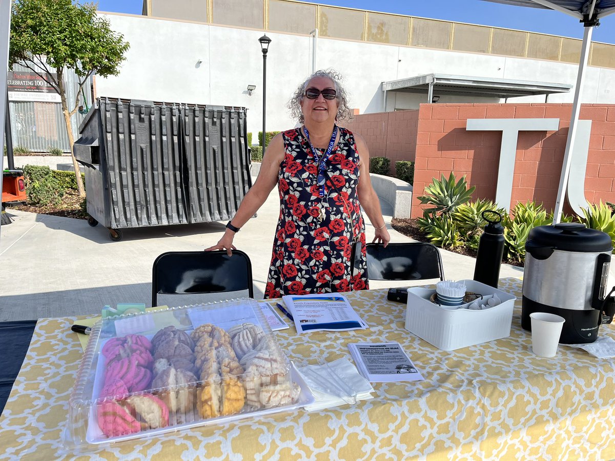 Counselor_Pat's tweet photo. We enjoyed meeting Tiller families today during morning drop off (free coffee &amp; pan dulce for parents!) and at our first ELAC meeting of the year. Truly excited to get to know our families and partner in increasing student success! @TustinHS https://t.co/xqFSn6DOhV