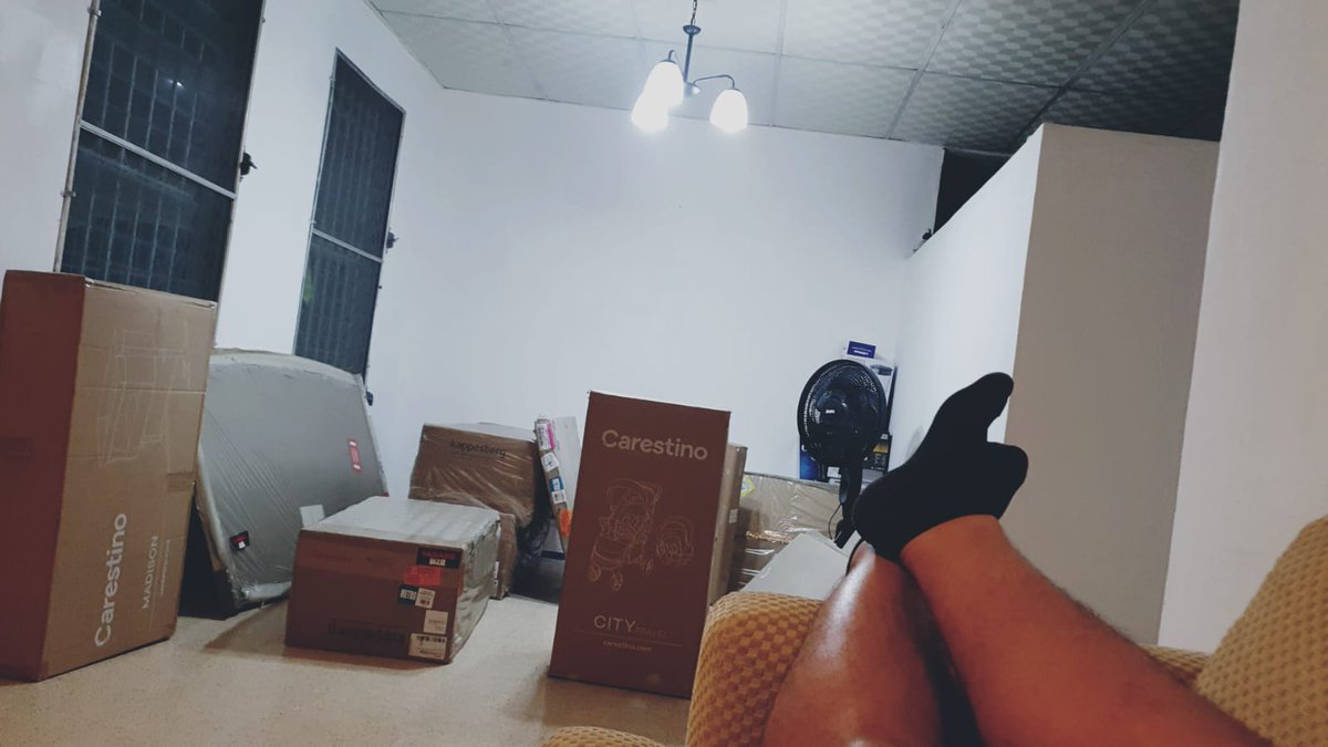 Tweet que a nadie le importa pero lo publicaré como recordatorio que todo se puede si te lo propones y nunca debes perder la fe: hace 6 meses estuve en una depresión al no saber cómo resolver tantas cosas que estaban pasando y hoy al ver estas cajas, lloré de la felicidad 😭🥺