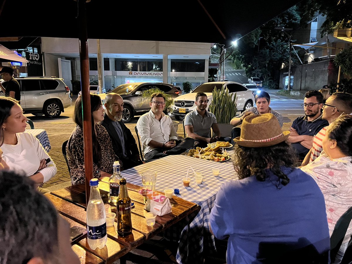 HOLLMANMORRIS's tweet photo. En este momento reunidos con representantes de Medios Alternativos e Independientes en la ciudad de Cali. 

Mañana estaremos en el 1er Congreso de MAICC hablando de los medios alternativos en un gobierno progresista.

Los invito a que me acompañen https://t.co/ruuabLZA1e