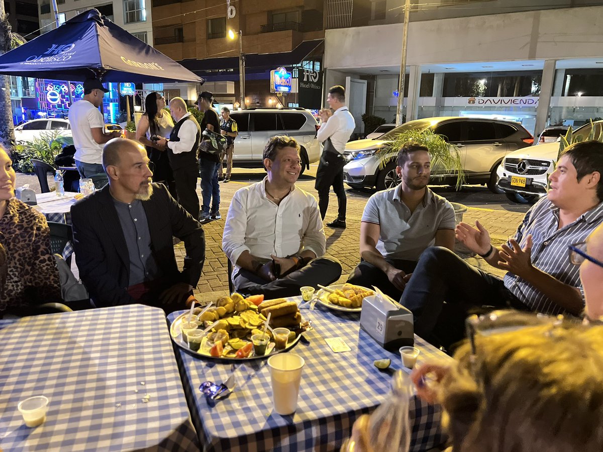 HOLLMANMORRIS's tweet photo. En este momento reunidos con representantes de Medios Alternativos e Independientes en la ciudad de Cali. 

Mañana estaremos en el 1er Congreso de MAICC hablando de los medios alternativos en un gobierno progresista.

Los invito a que me acompañen https://t.co/ruuabLZA1e