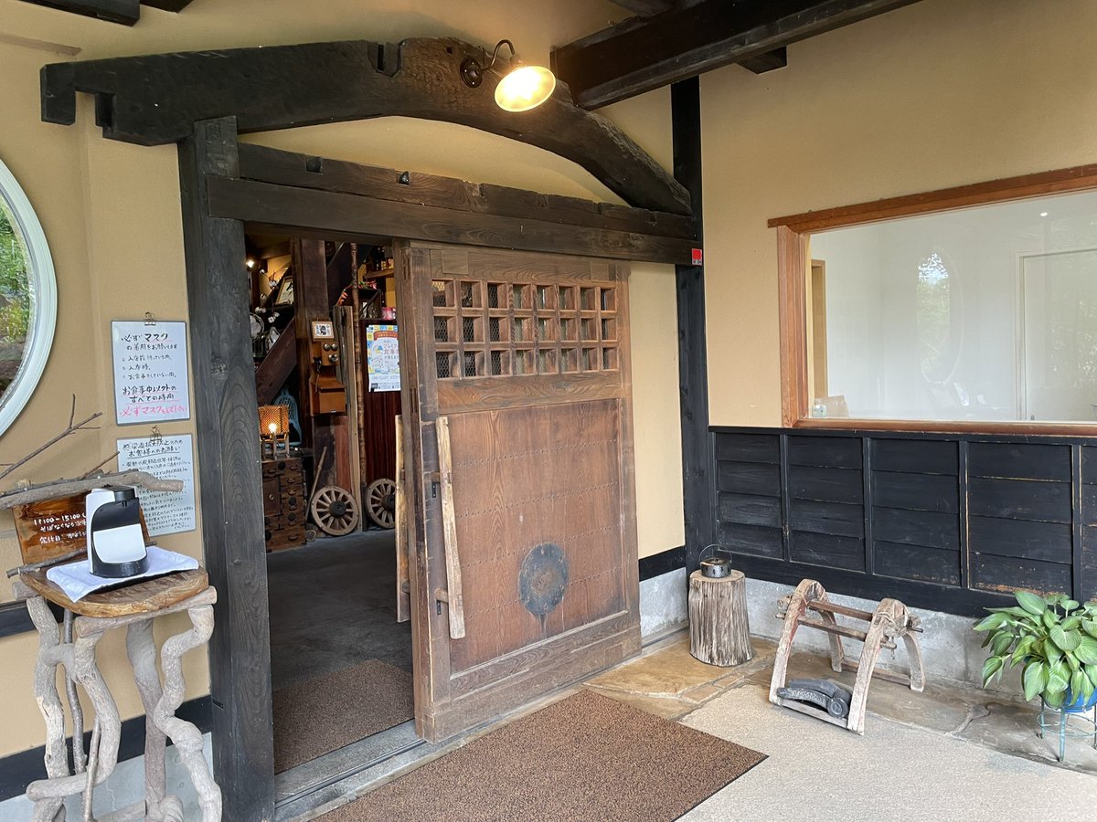 kimama_trader's tweet photo. 山梨県甲州市にある「そば丸」でランチ😊手打ちの冷たい蕎麦はコシがあってツルツルした食感は喉越しが良く美味しかった〜😁鳥もつも最高👍 https://t.co/NfA6VIZh9h