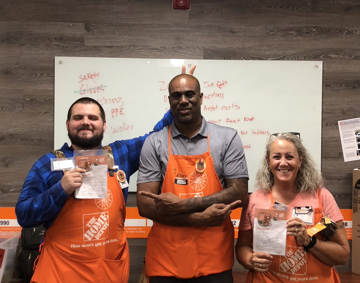 Great 3rd quarter DDW walk with DM Ricky W. Where he recognized two of our DSs <a href="/0233/">Onyx</a> Michelle and Nicholas for their engagement. Great job 👏🏽👏🏽