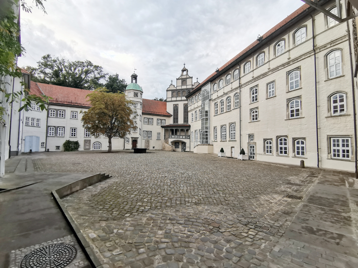 bigsassenburg's tweet image. &quot;Besser als Hartz-4-TV auf RTL2&quot;? Die erste Sitzung des Kreistages nach der Sommerpause startete ziemlich chaotisch.  #BBS1 #BIGSassenburg #KompetenzzentrumPflege #Kreistag #LandkreisGifhorn #Sassenburg #TaxiHoffmann #Taxitarife

big-sassenburg.de/?p=11737