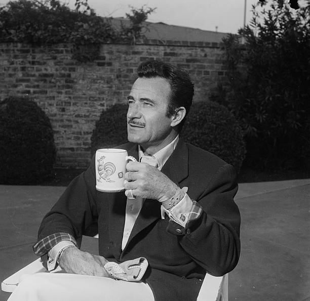 Good morning. Photo session with #GilbertRoland, 1954. 🎹🎾☕️

📸: Earl Leaf
#SummerUnderTheStars ✨