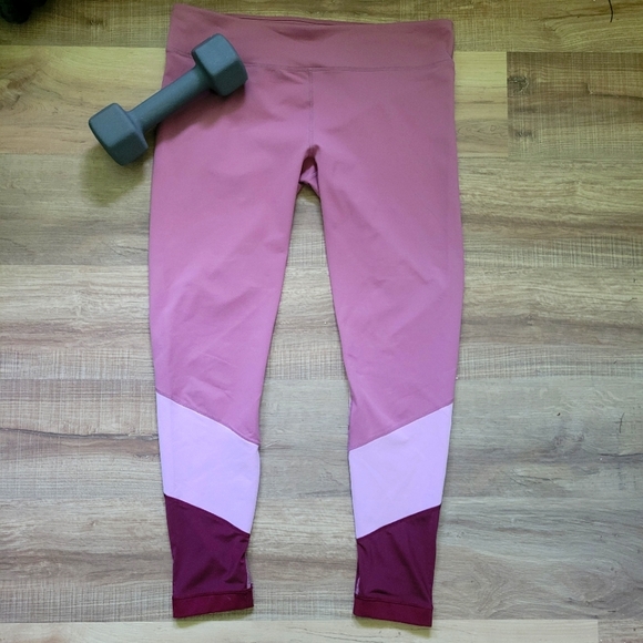 DaretobeThrifty's tweet photo. So good I had to share! Check out all the items I'm loving on @Poshmarkapp #poshmark #fashion #style #shopmycloset #perfects #louisvuitton #fabletics: https://t.co/K6pPiyWigb https://t.co/Qh2ZVJIlny