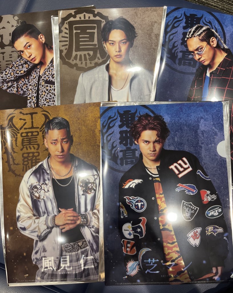 _xxluv_'s tweet photo. HiGH&amp;LOW THE WORST X ハイロー　ガチャ カプセル　交換　グッズ

譲→三山凌輝 藤原樹 鈴木昂秀 木村慧人 八木勇征 吉野北人 中本悠太 龍　陣　堀夏喜

求→長谷川慎　フォトカードネームバッジ優先

吉野北人、八木勇征と物によって2:1
25日夜会場で交換できる方優先

ポストカード　クリアファイル https://t.co/lyMh0CZTkX