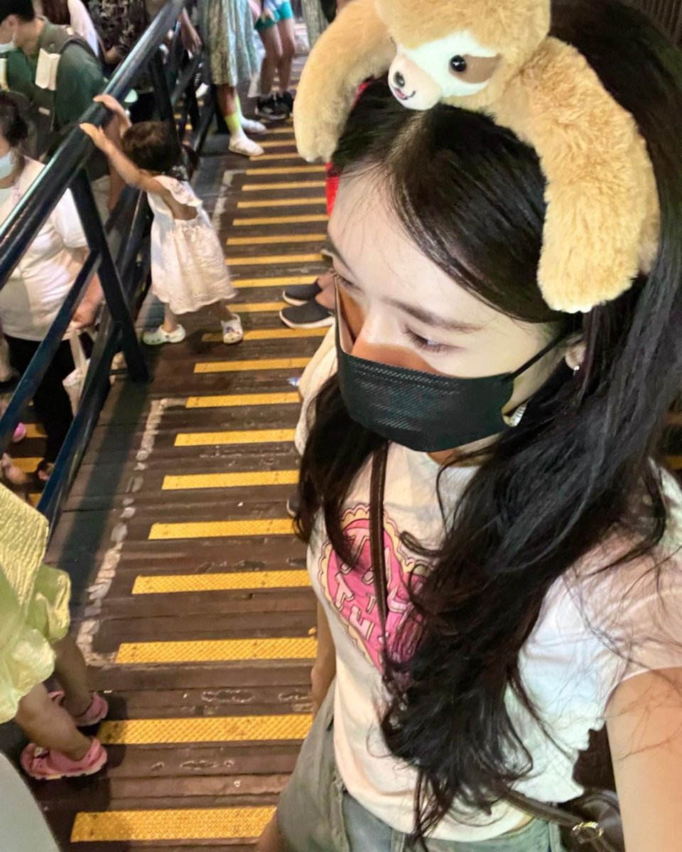 koeunxrg's tweet photo. koeun instagram update
She spotted at 환상의나라 에버랜드

나 에버랜드 갔다왔징 ~ 🎡🎢🎠🥨🍭🍦
Trans: I've been to Everland~ 🎡🎢🎠🥨🍭🍦
⠀
#Wselectshoes #W컨셉 #WCONCEPT #MACMOC #마크모크
#KOEUN #고은 #XRG https://t.co/q3irBHi8fR
