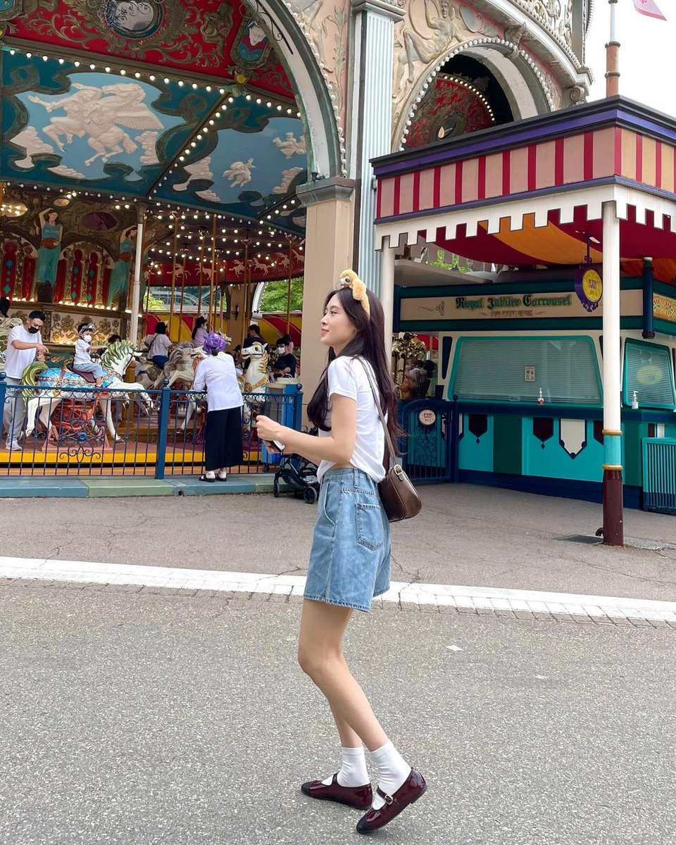 koeunxrg's tweet photo. koeun instagram update
She spotted at 환상의나라 에버랜드

나 에버랜드 갔다왔징 ~ 🎡🎢🎠🥨🍭🍦
Trans: I've been to Everland~ 🎡🎢🎠🥨🍭🍦
⠀
#Wselectshoes #W컨셉 #WCONCEPT #MACMOC #마크모크
#KOEUN #고은 #XRG https://t.co/q3irBHi8fR