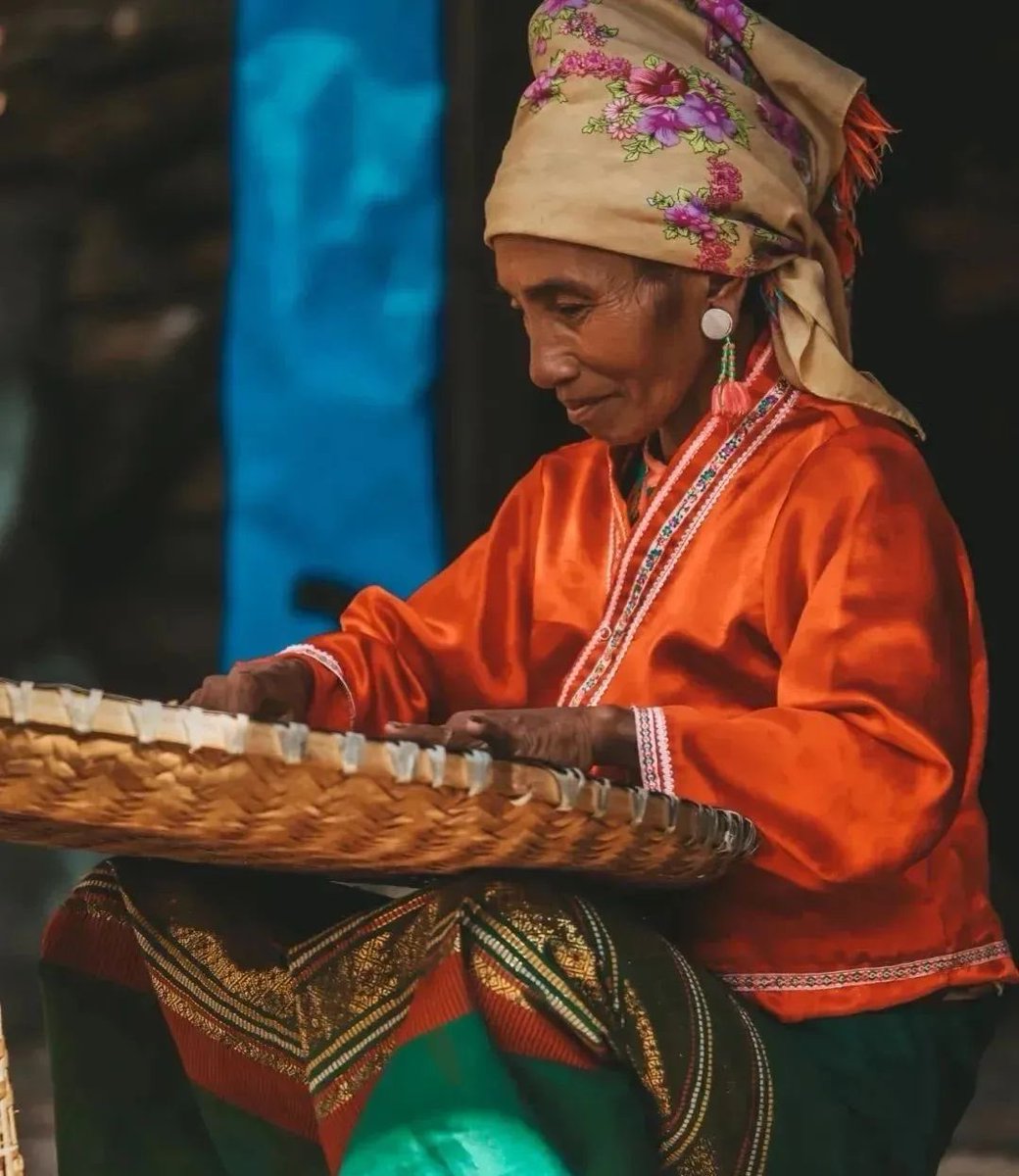 AmazingPuer's tweet photo. A #Bulang granny is making #tea in #Wengji village of SW #Yunnan’s #Puer. https://t.co/FZ7lXfQAAZ