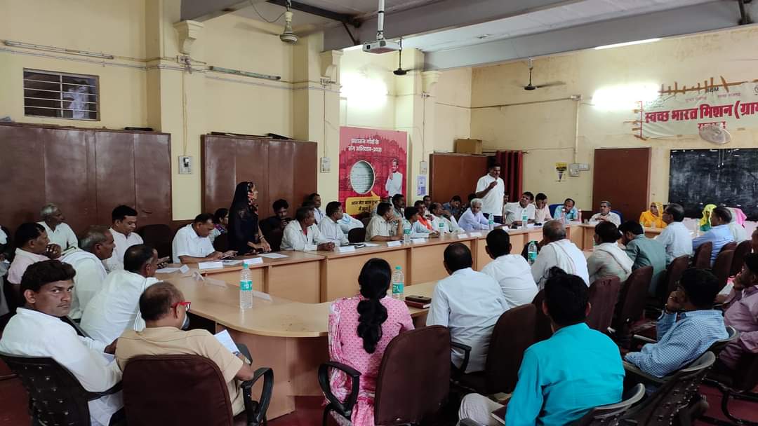 KantiPrasadMLA's tweet photo. कल पंचायत समिति सभागार - राजगढ़ में प्रधान महोदया की अध्यक्षता में साधारण सभा की बैठक में शामिल हुआ । बैठक में सभी विभागों के अधिकारियों की मौजदूगी में पेयजल, बिजली, सड़क, शिक्षा,कृषि कार्यों आदि से संबंधित समस्याओं का मौके पर निस्तारण किया गया ।
@DMDCAlwar @DIPRRajasthan https://t.co/Uhi375Idqd