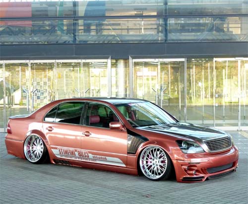 自分で1からオリジナルデザインして内外装、型を起こすところから制作してFRP・鉄板溶接・電装系も全部自分で制作。
雑誌の表紙にもなり掲載歴も50回をこえ、数多くの賞を受賞して、その後エアロなどパーツのデザインの仕事などをした人はたぶんそうはいない

 #多分私しかやってない 