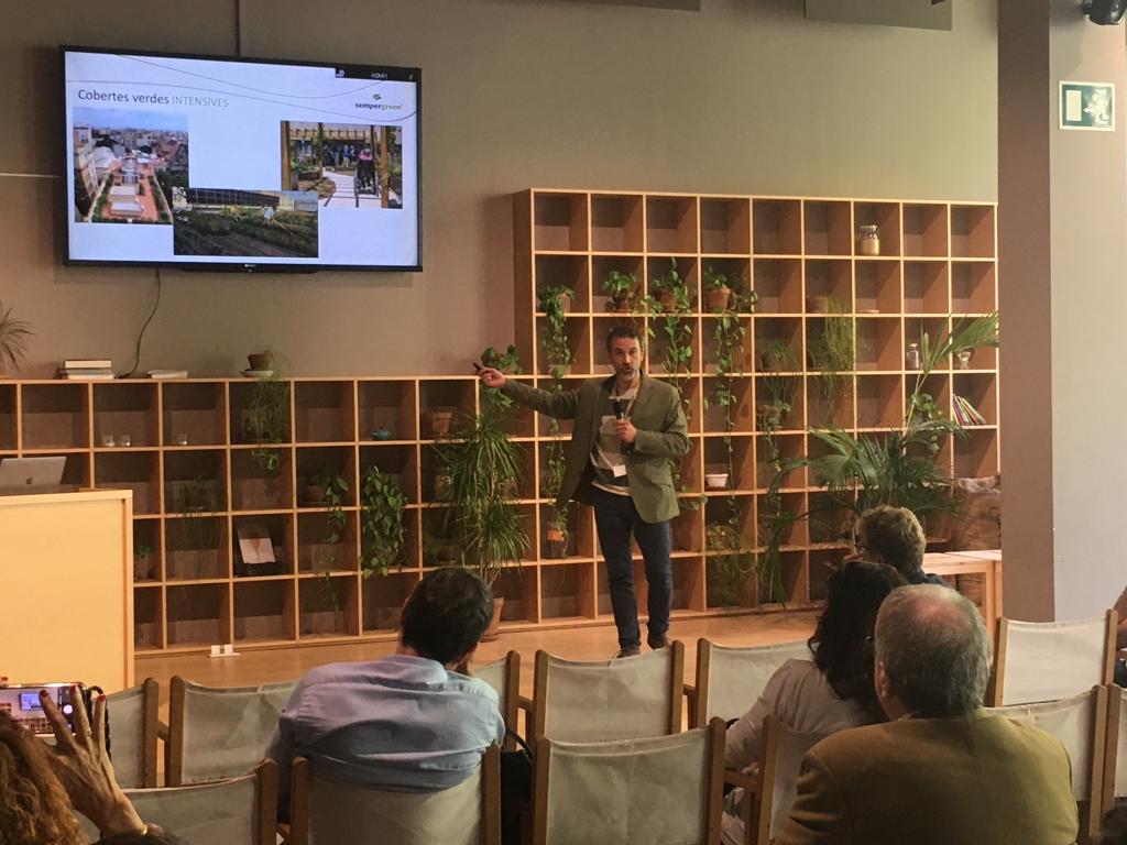 SempergreenESP's tweet photo. Sempergreen ha organizado una conferencia sobre la implantación de las cubiertas vegetales en zonas urbanas y las ayudas del #Ayuntamiento de Barcelona para promover las nuevas #cubiertasverdes. La #3subvención puede cubrir hasta un 40% de todos los costes!#sempergreenspain https://t.co/HfyxGfxsye