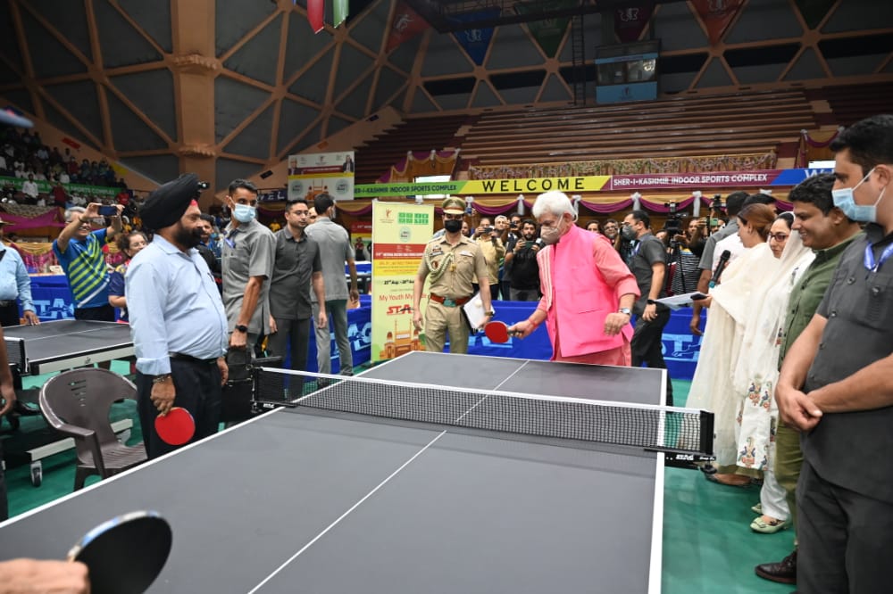 OfficeOfLGJandK's tweet photo. Inaugurated 28th National Masters Table Tennis Championships 2022 at Srinagar. More than 1000 players and officials from 28 states, 8 UTs and different institutions are competing in the Championship. https://t.co/t2gyCtFybK