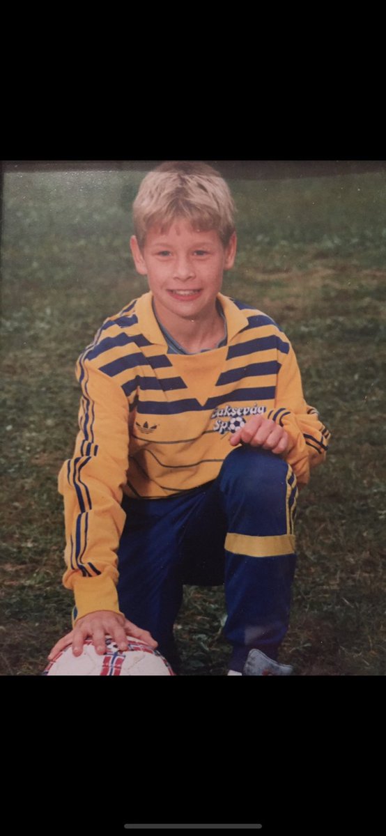 FKFyllingsdalen's tweet photo. I 1991 sto @ghartmann7 klar på benken for å byttes inn til sin @Lyn1896 debut. På tribunen sto @SvenheimKim (Styreleder i FK Fyllingsdalen) i gult og blått med autografboken sin. Den var full av stjerner som @RekdalKjetil Mykland, Strandli og andre profiler fra Eliteserien da. https://t.co/lSUm1ocJMJ