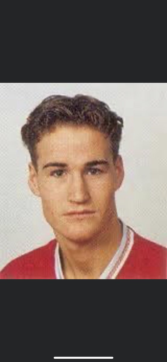FKFyllingsdalen's tweet photo. I 1991 sto @ghartmann7 klar på benken for å byttes inn til sin @Lyn1896 debut. På tribunen sto @SvenheimKim (Styreleder i FK Fyllingsdalen) i gult og blått med autografboken sin. Den var full av stjerner som @RekdalKjetil Mykland, Strandli og andre profiler fra Eliteserien da. https://t.co/lSUm1ocJMJ
