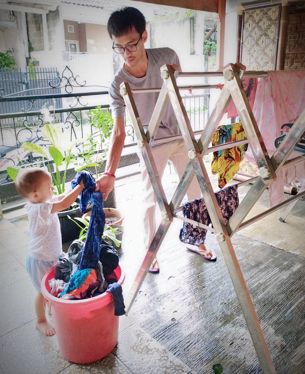 unwomenid's tweet photo. Hari ini, simak cerita #HeForSheAtHome dari Galih Andreanto, pemenang kompetisi foto "Menjadi Ayah"
Galih terbiasa berbagi pekerjaan rumah tangga & perawatan & pengasuhan anak di rumah "Pekerjaan rumah tangga tdk hanya dibebankan kpd perempuan, tp jg jd tanggung jawab laki-laki" https://t.co/gVA8s6pPH1