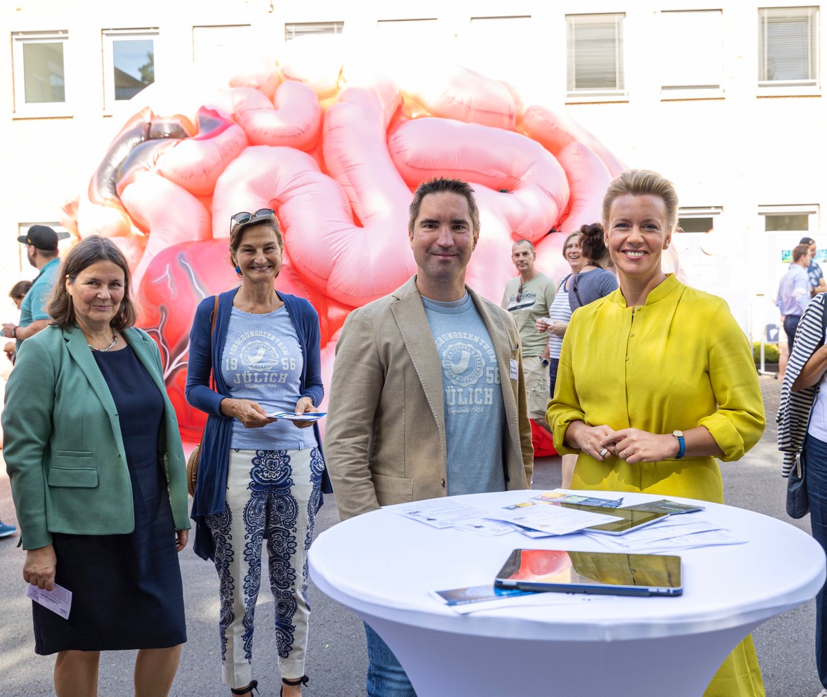fzj_inm7's tweet photo. Am Sonntag hat das @fz_juelich wieder den #TagderNeugier veranstaltet. Vor unserem aufblasbaren Gehirn durften wir zahlreiche Besucher, sowie @InaBrandes @MKW_NRW in Empfang nehmen und über unsere Forschungsinhalte berichten
#KI #machinelearning #Gehirn @INM7_ISN https://t.co/TPlyvgD0is