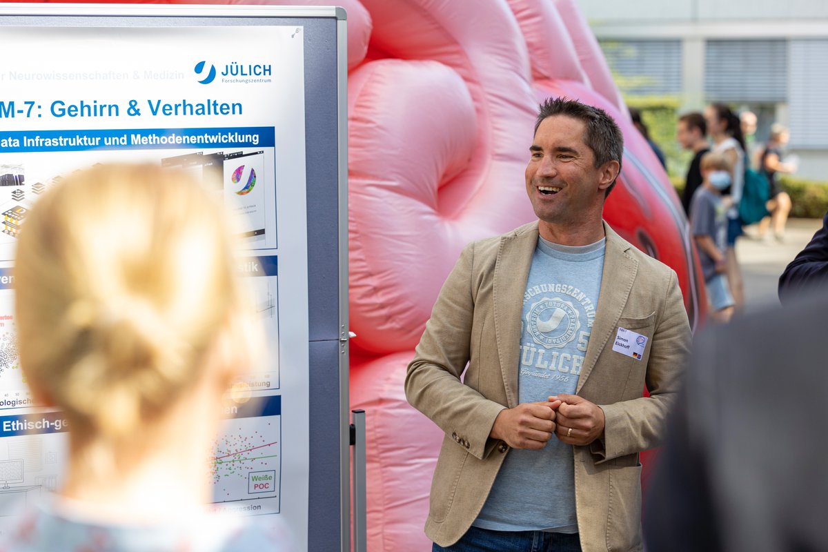 fzj_inm7's tweet photo. Am Sonntag hat das @fz_juelich wieder den #TagderNeugier veranstaltet. Vor unserem aufblasbaren Gehirn durften wir zahlreiche Besucher, sowie @InaBrandes @MKW_NRW in Empfang nehmen und über unsere Forschungsinhalte berichten
#KI #machinelearning #Gehirn @INM7_ISN https://t.co/TPlyvgD0is