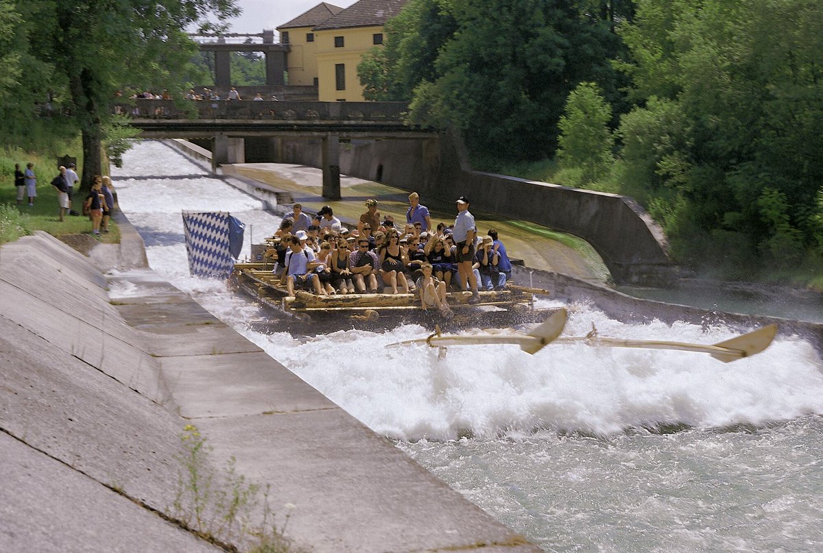 Looking for a truly Bavarian and fun programme for groups? Then take a closer look at these rafts. The rustic rafts travel down the Isar river - a literally wet and cheerful experience with live music and action for up to 60 pax.

#simplymunich #simplyactive #MunichCVB