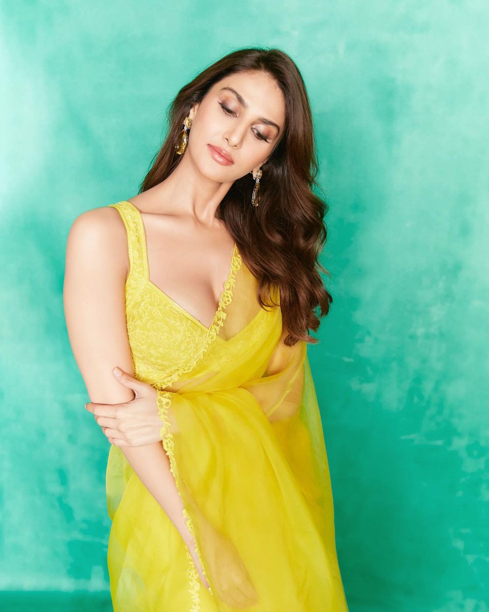 knowyourdivas's tweet photo. Happy Birthday to the fittest and gorgeous actress #VaaniKapoor https://t.co/APNHKhxx3g