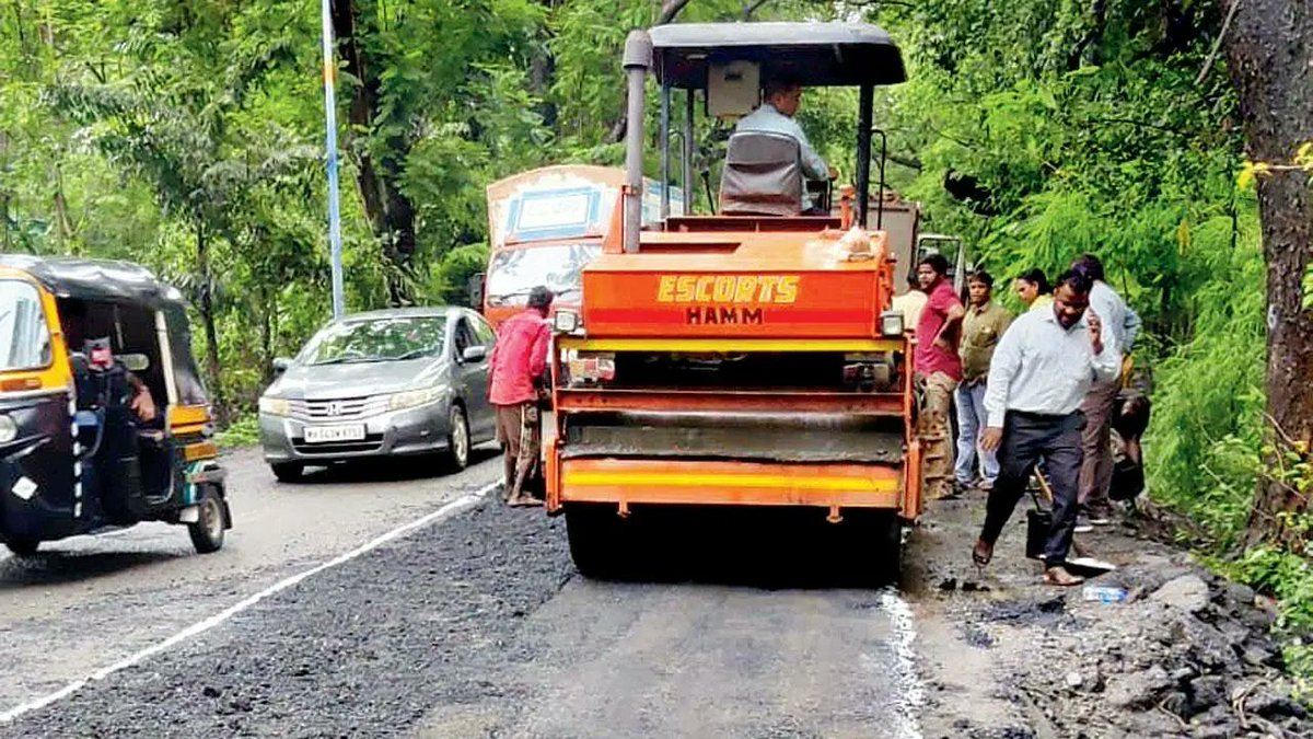 mid_day's tweet photo. #MiddayLiveBlog |

#MumbaiNewsLIVEUpdates: Ahead of #Ganeshotsav,#BMC starts fixing pothole-ridden roads in #Aarey 

@RoadsOfMumbai @mybmc #News #India 

https://t.co/ubiPU5RLy1 https://t.co/onve4U4W9q