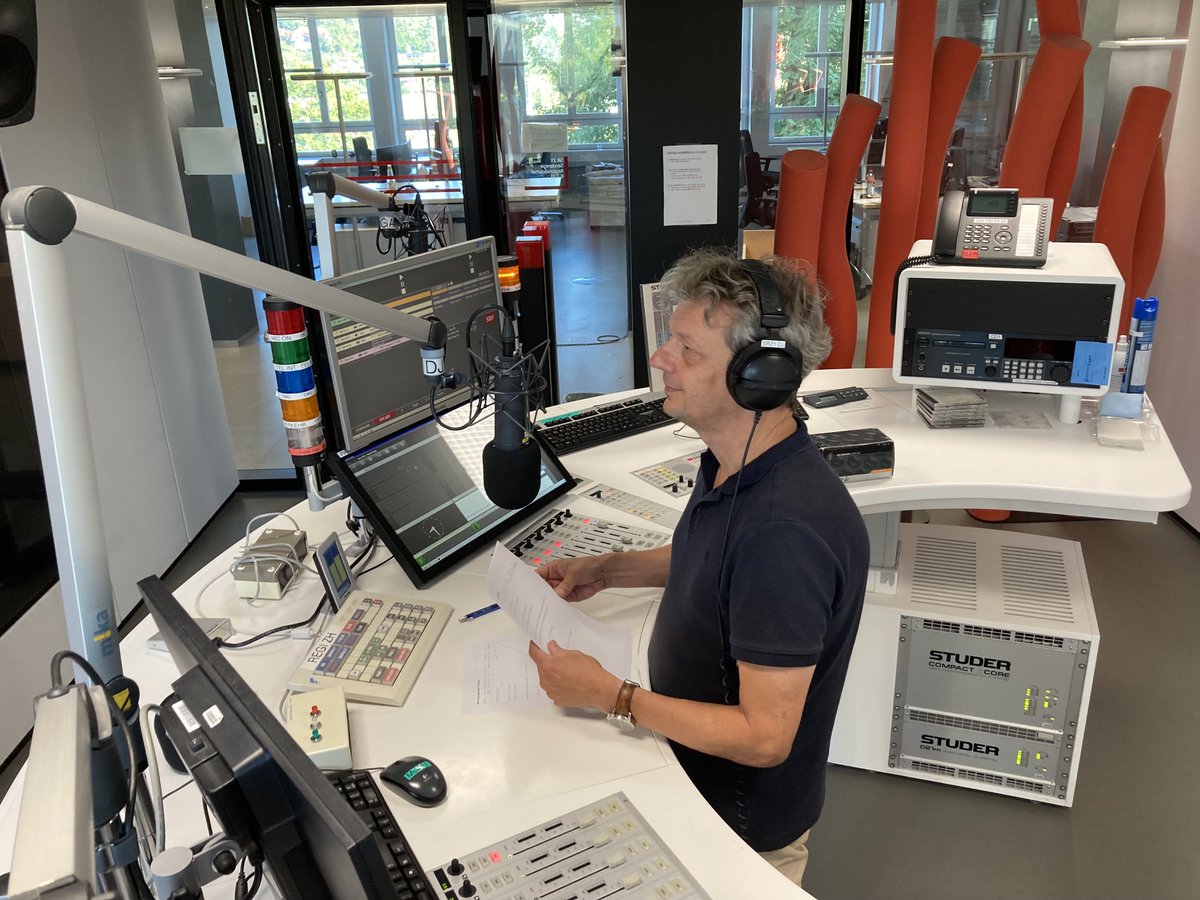 What a Moment
<a href="/kuenziha/">Hans-Peter Künzi</a> moderiert die letzte Morgenausgabe des Regionaljournal @srfzuerich im Radiostudio Brunnenhof. Über 40 Jahre war das Regi hier. Die Mittagsausgabe kommt dann aus dem neuen Studio am Leutschenbach. #fliegenderwechsel #neuinalterfrische
