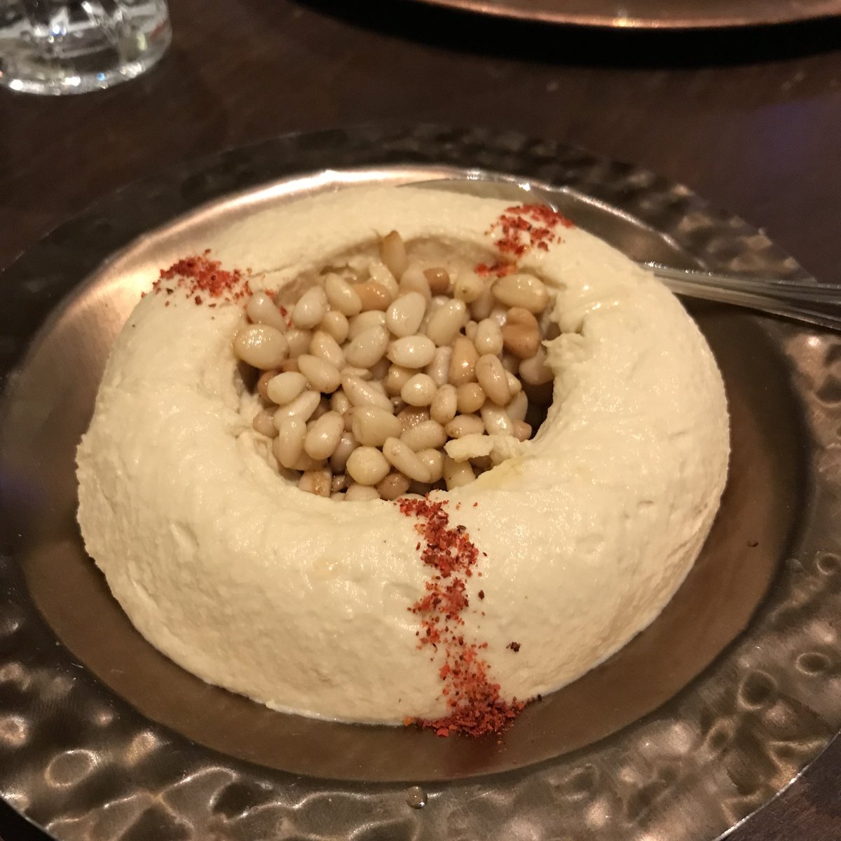 beyondborders23's tweet photo. #エレバン #Yerevan #mayrig 🇦🇲 #food #アルメニア周辺料理
名前だけは聞いた事あったフムス。
ひよこ豆ベースの濃厚なペーストでナッツ風味。
ピタパンに付けて食べたのだが
焼いたピタパンが風船のように膨らんで目も楽しませてくれた。
苺を潰してシロップとガス入ミネラル水を混ぜた飲み物で美味 https://t.co/75XfxRhFRU