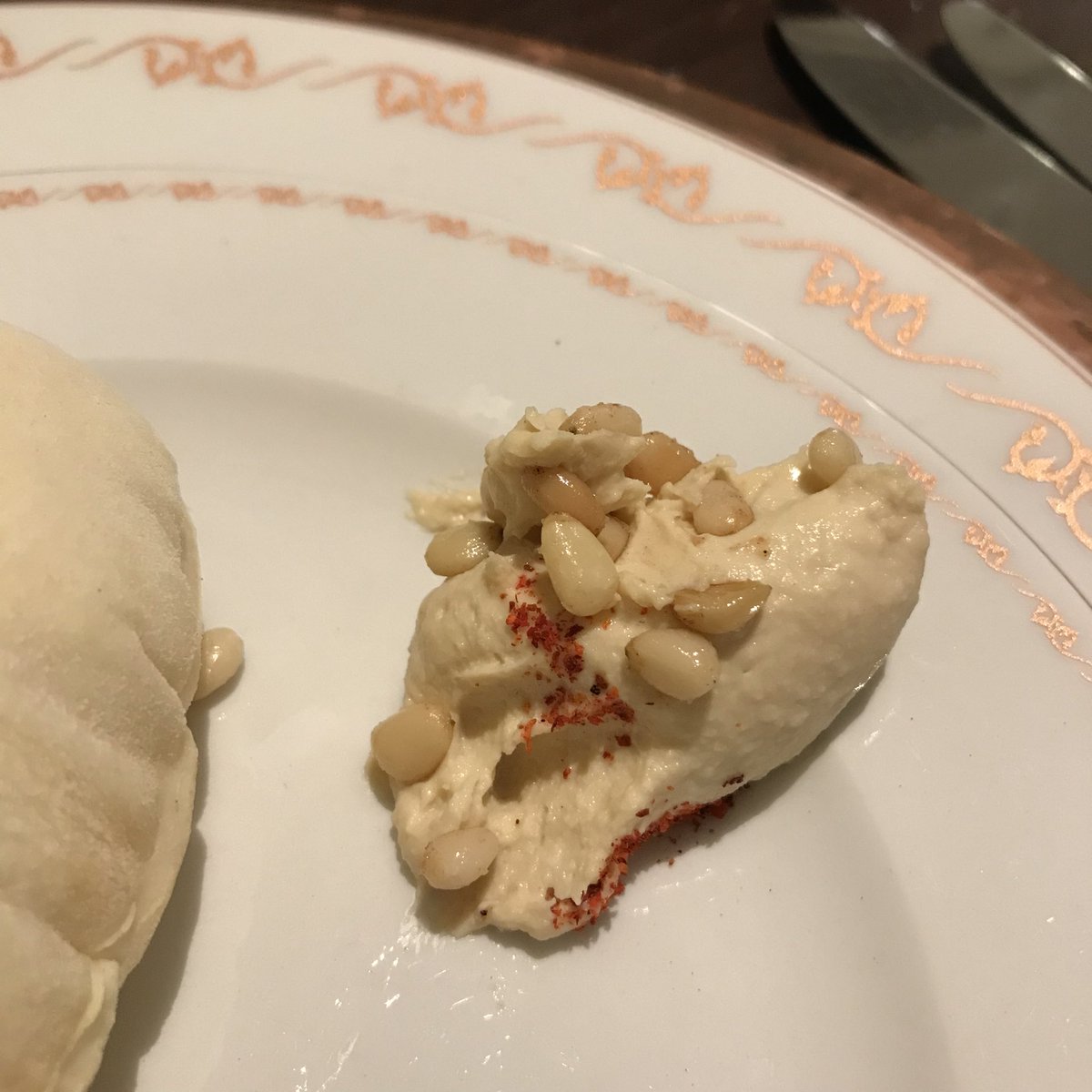 beyondborders23's tweet photo. #エレバン #Yerevan #mayrig 🇦🇲 #food #アルメニア周辺料理
名前だけは聞いた事あったフムス。
ひよこ豆ベースの濃厚なペーストでナッツ風味。
ピタパンに付けて食べたのだが
焼いたピタパンが風船のように膨らんで目も楽しませてくれた。
苺を潰してシロップとガス入ミネラル水を混ぜた飲み物で美味 https://t.co/75XfxRhFRU