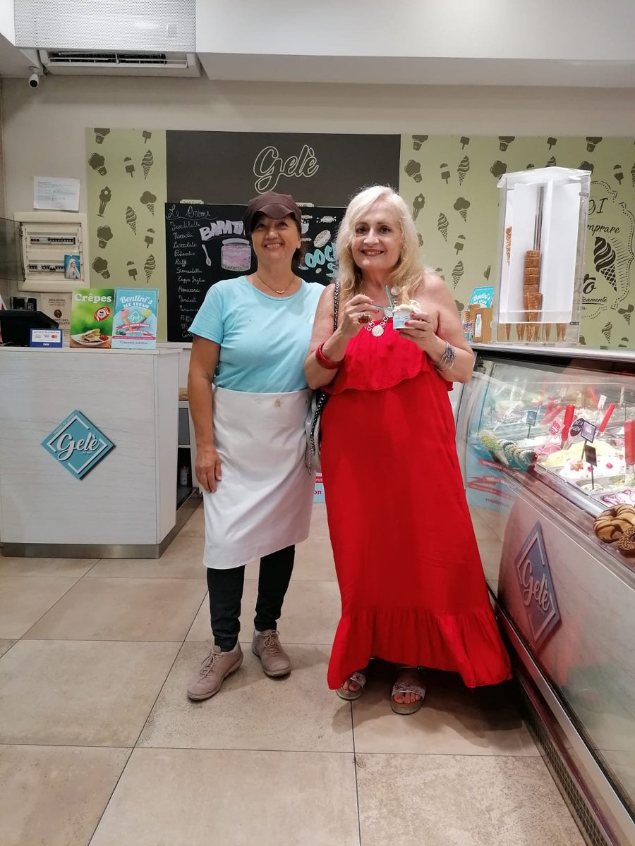Non c'è due senza tre e son tornata da #Gelè, una gelateria molto buona e accorsata che si trova  a Marano di Napoli. La prima volta mi sono presentata con le scarpe dal tacco a forma di cono gelato ... e quali sennò? ( sennò = altrimenti, traduco x gli stranieri). Buon Martedì