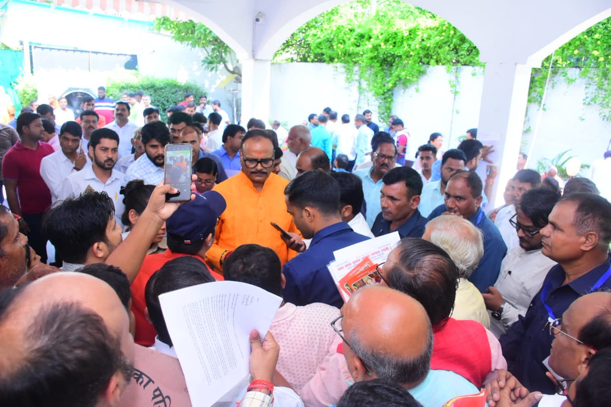 जनता दर्शन! 
आज दिनांक 23 अगस्त 2022 को लखनऊ स्थित अपने आवास पर प्रदेश के विभिन्न क्षेत्रों से आये आगंतुकों से मुलाकात कर उनकी समस्याओं को सुना एवं निराकरण हेतु संबंधित अधिकारियों निर्देशित किया। 
<a href="/PMOIndia/">PMO India</a>
<a href="/BJP4India/">BJP</a>
<a href="/BJP4UP/">BJP Uttar Pradesh</a>
<a href="/CMOfficeUP/">CM Office, GoUP</a>